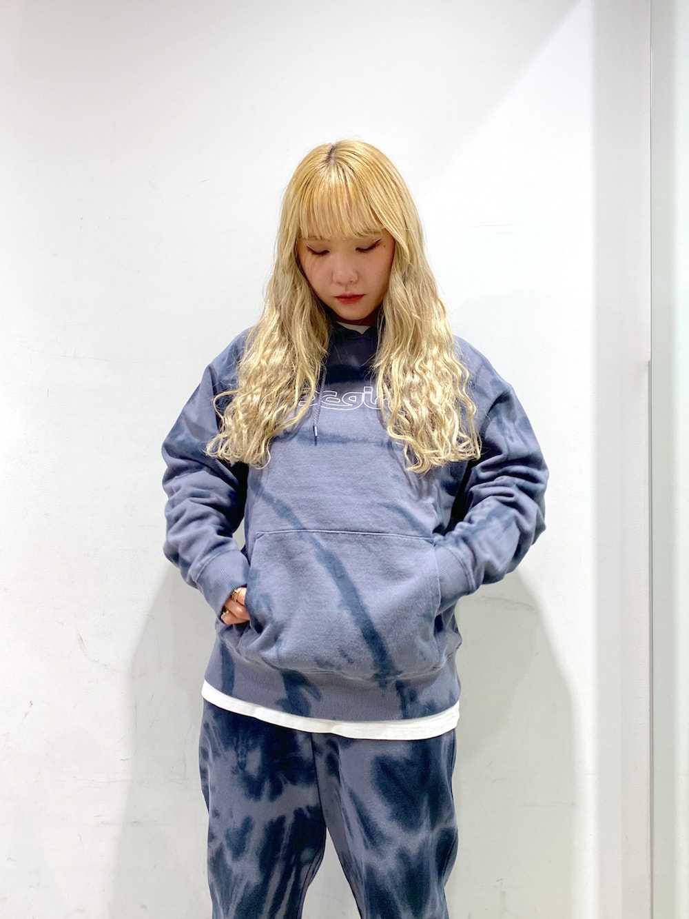 ブラック系のパーカー、ブラック系のスウェットパンツ、ブラック系のTシャツ/カットソーを着用したレディースの冬コーディネートの3枚目の写真