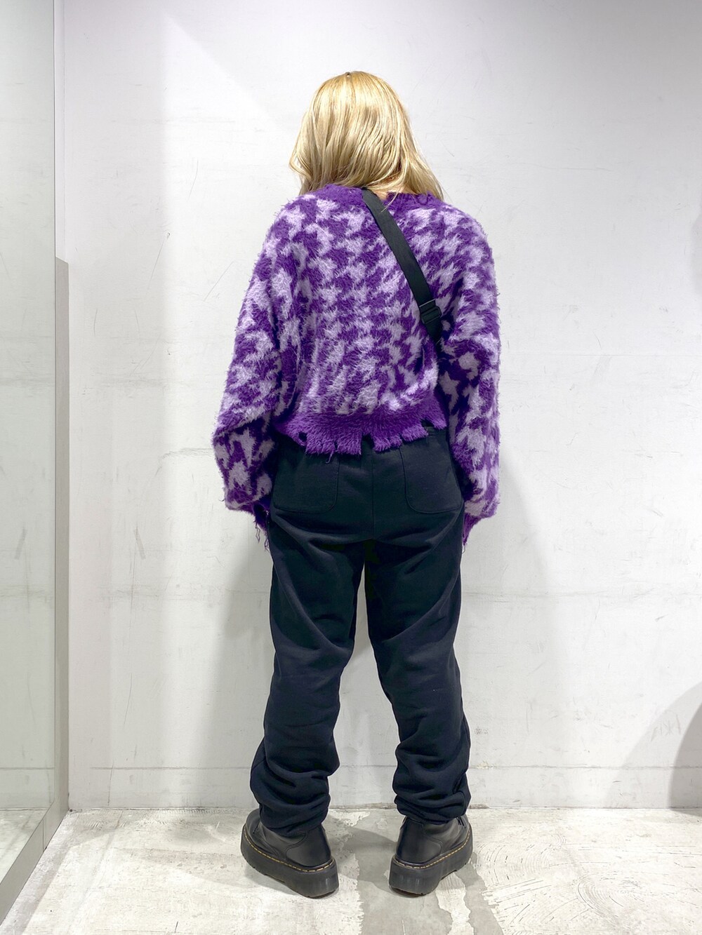 「低身長、低身長コーデ、x-girl、Xgirl_ootd、ニット、チドリ柄、スウェットパンツ」｜「X-girlのSHAGGY KNIT TOP（ニット/セーター、パープル系）」を使った、進藤さくらさん（レディース・148cm）の冬コーディネートの2枚目の写真