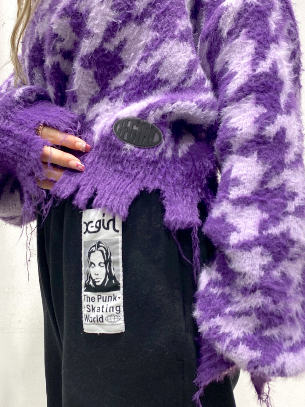 「低身長、低身長コーデ、x-girl、Xgirl_ootd、ニット、チドリ柄、スウェットパンツ」｜「X-girlのSHAGGY KNIT TOP（ニット/セーター、パープル系）」を使った、進藤さくらさん（レディース・148cm）の冬コーディネートの3枚目の写真