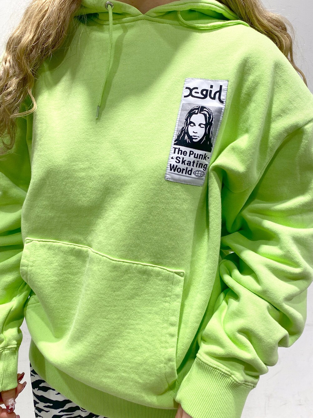 ホワイト系のその他パンツ、ブラック系のデニムジャケット、グリーン系のパーカーを着用したレディースの冬コーディネートの4枚目の写真