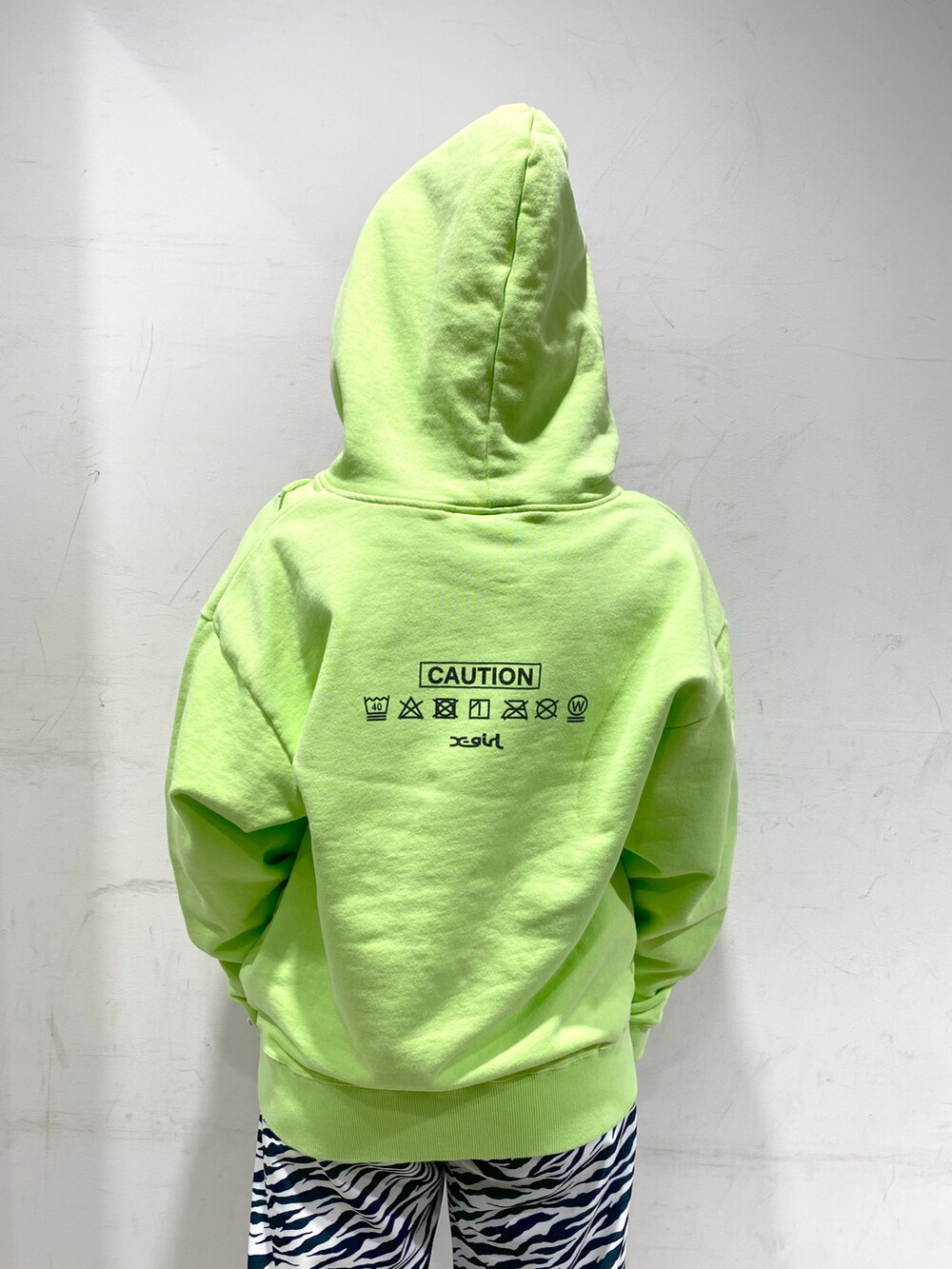 ホワイト系のその他パンツ、ブラック系のデニムジャケット、グリーン系のパーカーを着用したレディースの冬コーディネートの5枚目の写真