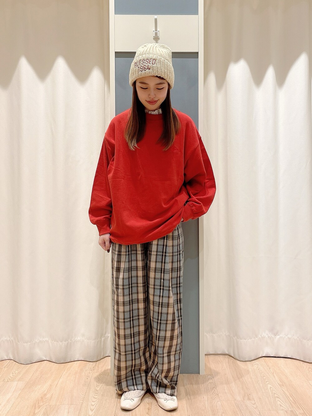 レッド系のTシャツ/カットソー、グレー系のその他パンツを着用したレディースの秋コーディネートの2枚目の写真