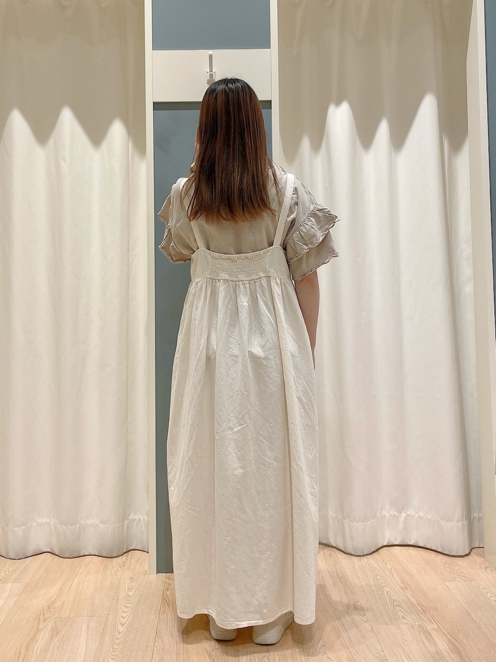 「カジュアル、カジュアルコーデ、ガーリー、カジュアルガーリー、夏コーデ、夏、Tシャツ、袖フリル、ジャンパースカート、ベージュ、サマンサ モスモス(Samansa Mos2)、サマンサモスモス、Samansa Mos2、SM2」｜「Samansa Mos2のピグメント加工袖フリルロゴTシャツ（Tシャツ/カットソー、ベージュ系）」を使った、かわせさん（レディース・154cm）の夏コーディネートの3枚目の写真