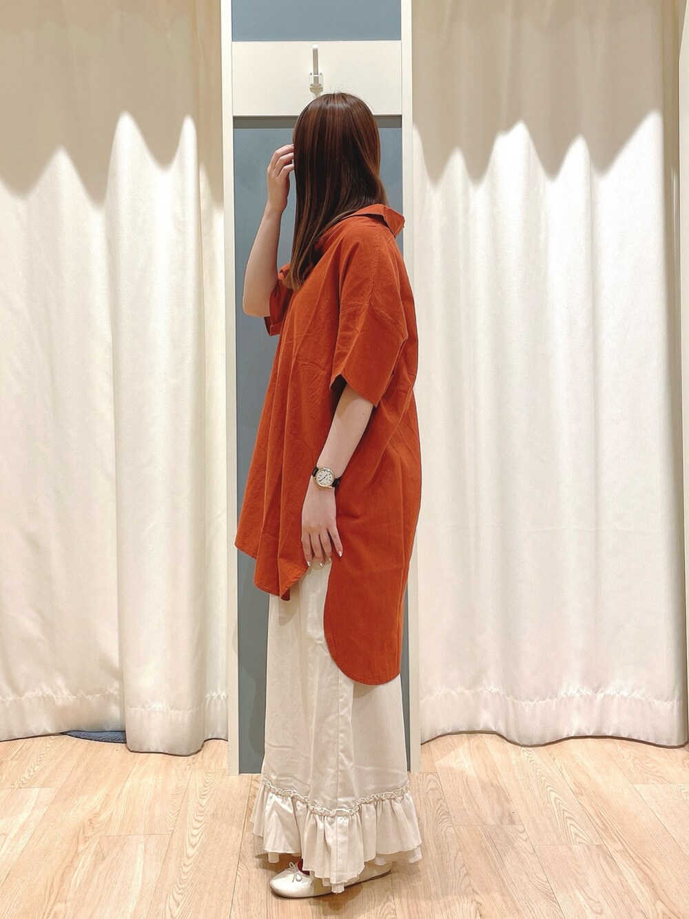 ホワイト系のその他パンツを着用したレディースの夏コーディネートの2枚目の写真