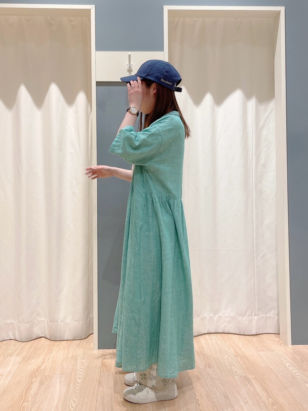 ホワイト系のTシャツ/カットソー、ホワイト系のその他パンツ、グリーン系のワンピースを着用したレディースの春コーディネートの2枚目の写真