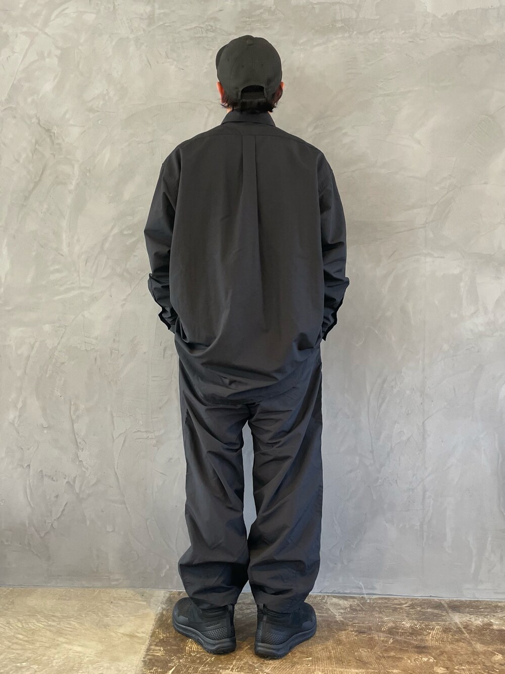 ブラック系のブーツ、ブラック系のシャツ/ブラウス、ブラック系のその他パンツを着用したメンズの春コーディネートの2枚目の写真