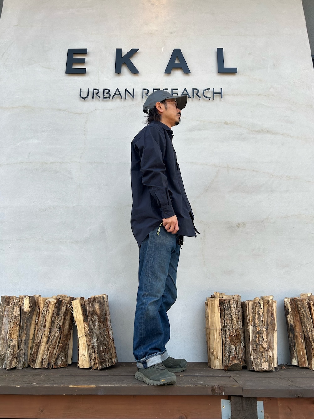 ブルー系のシャツ/ブラウス、ホワイト系のTシャツ/カットソーを着用したメンズの冬コーディネートの2枚目の写真