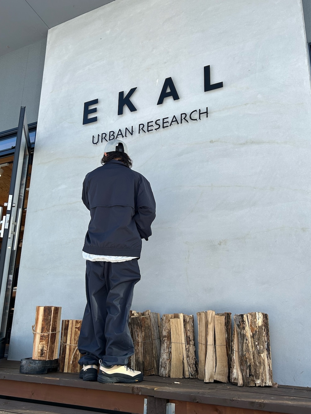 ブルー系のブルゾン、グレー系のスウェット、ブルー系のその他パンツを着用したメンズの冬コーディネートの3枚目の写真