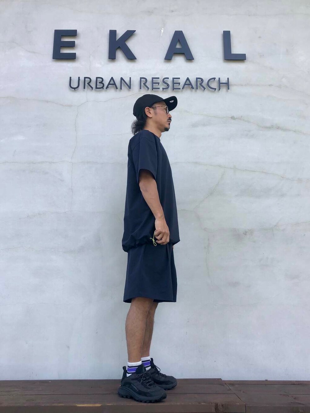 ブルー系のTシャツ/カットソー、ブルー系のその他パンツを着用したメンズの夏コーディネートの4枚目の写真