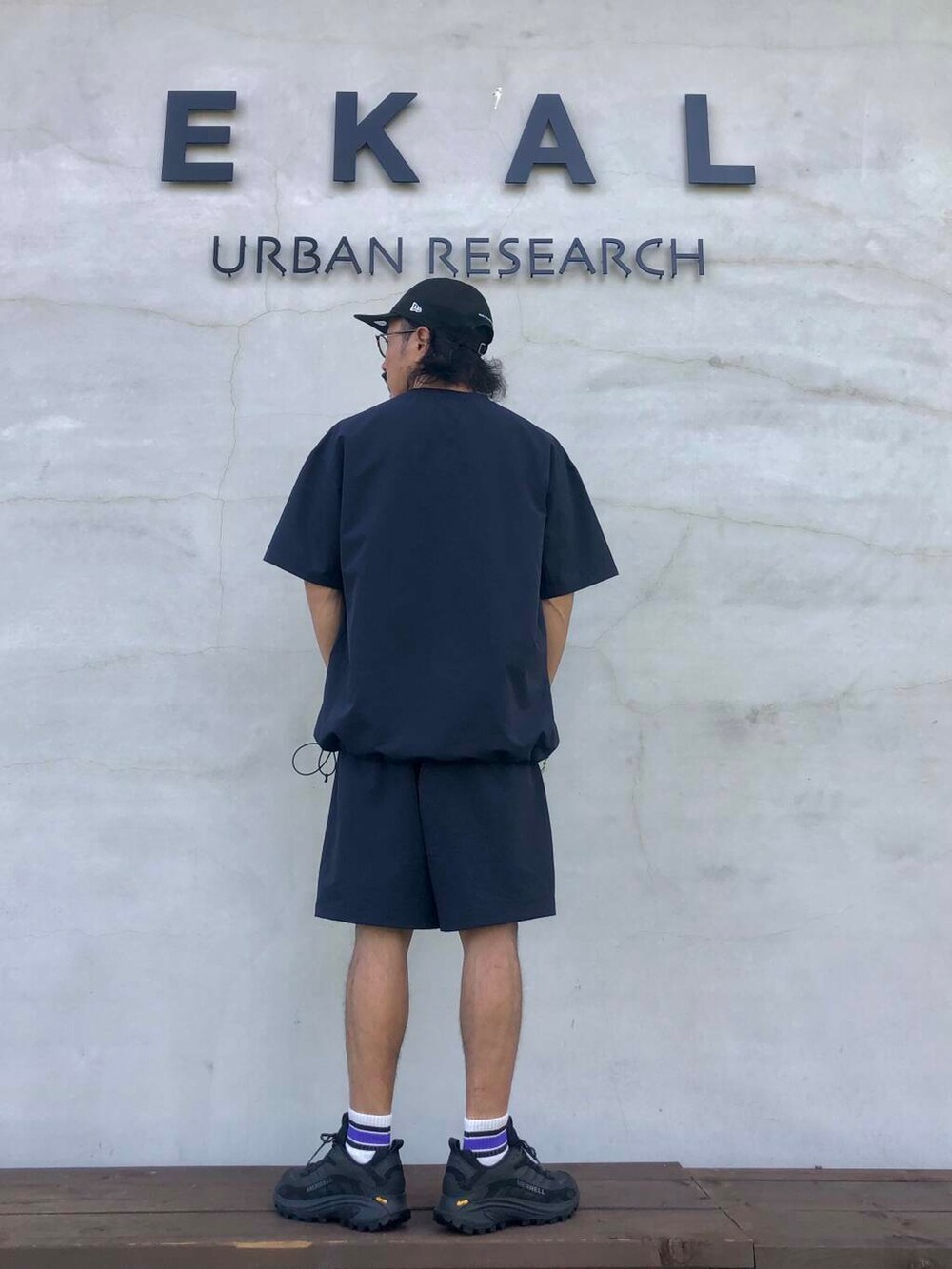 ブルー系のTシャツ/カットソー、ブルー系のその他パンツを着用したメンズの夏コーディネートの3枚目の写真