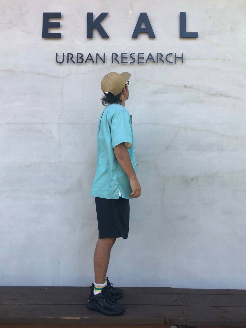 ブラック系のその他パンツ、ホワイト系のTシャツ/カットソーを着用したメンズの夏コーディネートの4枚目の写真