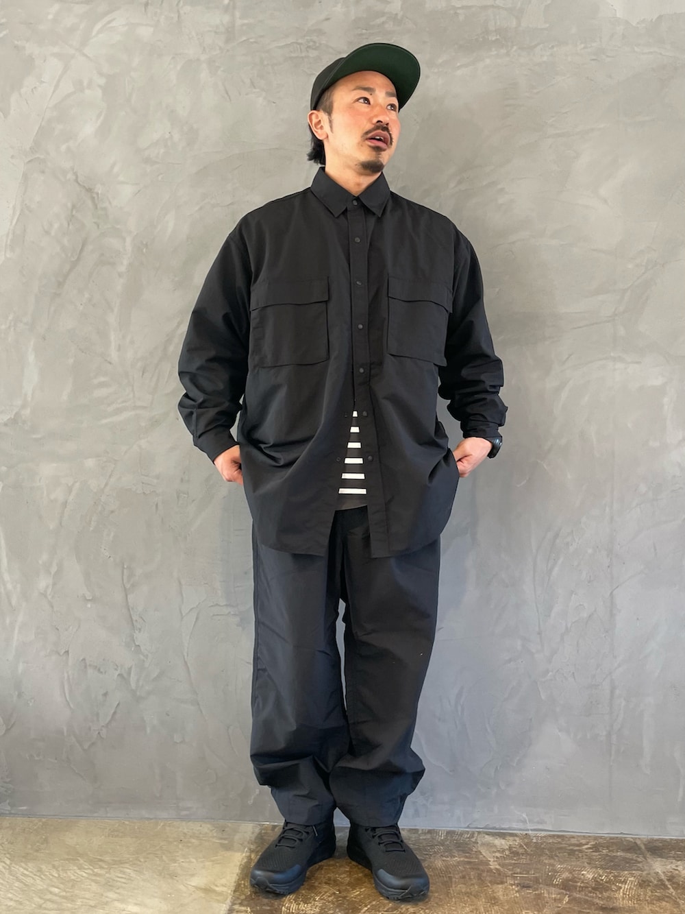 ブラック系のブーツ、ブラック系のシャツ/ブラウス、ブラック系のその他パンツを着用したメンズの春コーディネートの3枚目の写真