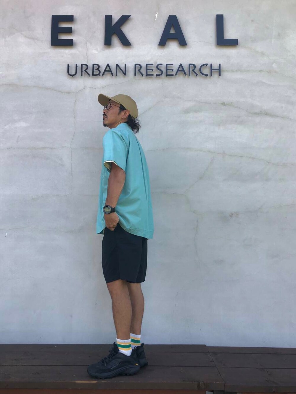 ブラック系のその他パンツ、ホワイト系のTシャツ/カットソーを着用したメンズの夏コーディネートの3枚目の写真