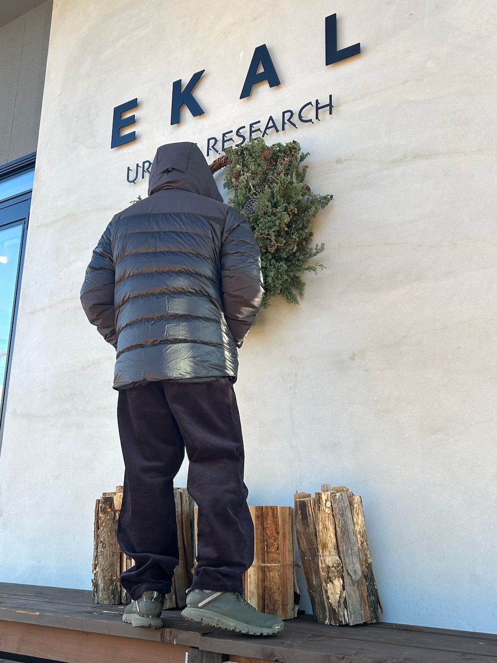 ブラック系のその他アウター、グレー系のニット/セーター、グレー系のその他パンツを着用したメンズの冬コーディネートの3枚目の写真