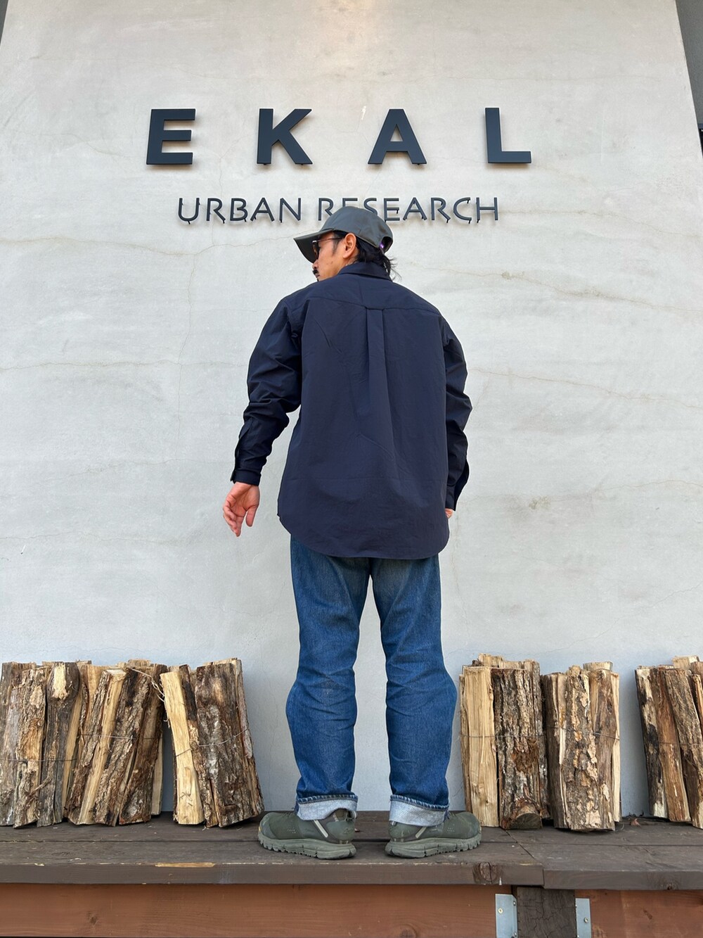 ブルー系のシャツ/ブラウス、ホワイト系のTシャツ/カットソーを着用したメンズの冬コーディネートの3枚目の写真