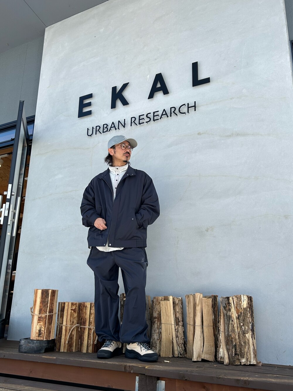 ブルー系のブルゾン、グレー系のスウェット、ブルー系のその他パンツを着用したメンズの冬コーディネートの4枚目の写真