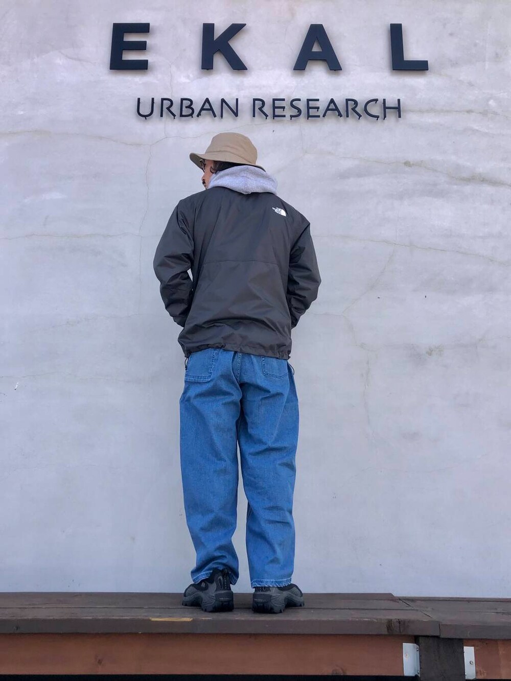 ブルー系のデニムパンツを着用したメンズの春コーディネートの2枚目の写真