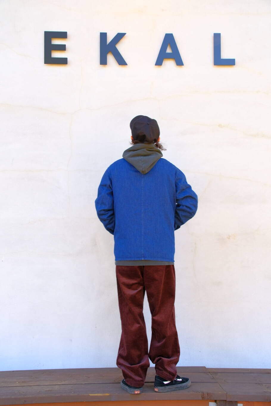 ブラウン系のその他パンツ、ブルー系のデニムジャケット、ブラック系のスウェットを着用したメンズの秋コーディネートの3枚目の写真