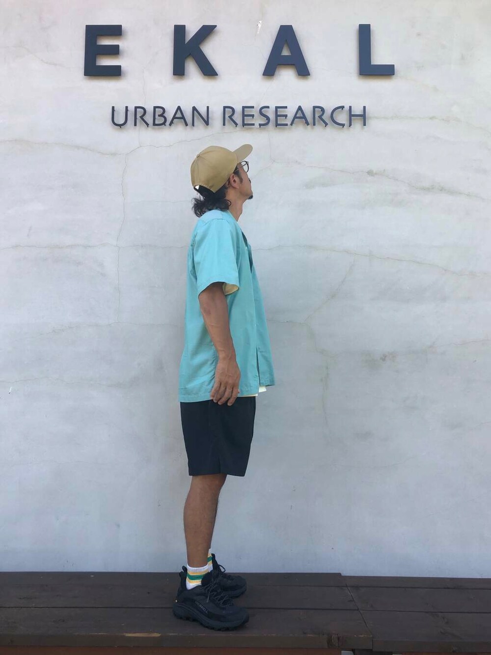 ブラック系のその他パンツ、ホワイト系のTシャツ/カットソーを着用したメンズの夏コーディネートの5枚目の写真