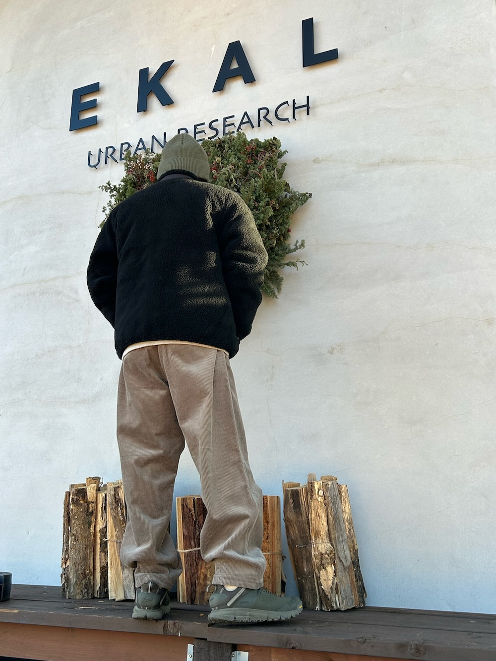 ブラック系のその他アウター、ブラウン系のその他パンツ、グレー系のスウェットを着用したメンズの冬コーディネートの2枚目の写真