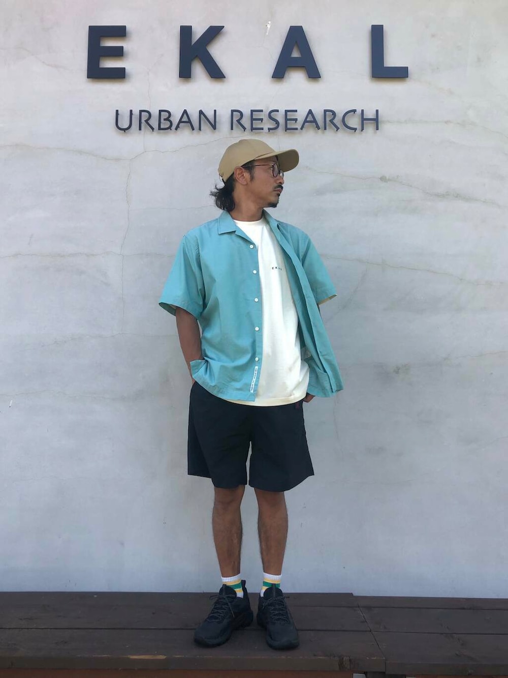 ブラック系のその他パンツ、ホワイト系のTシャツ/カットソーを着用したメンズの夏コーディネートの2枚目の写真