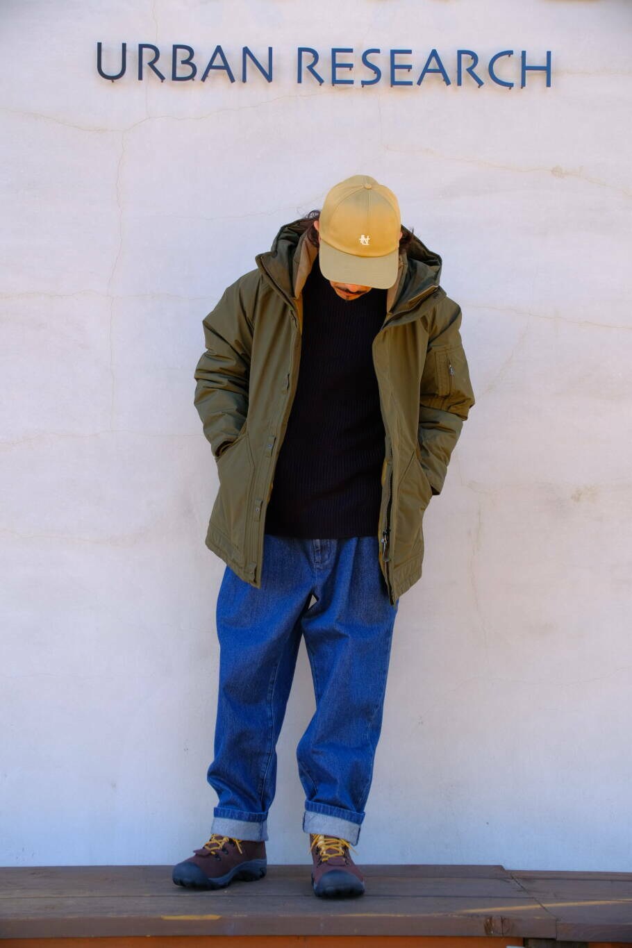 ブルー系のデニムパンツ、ブルー系のニット/セーター、グリーン系のその他アウターを着用したメンズの冬コーディネートの4枚目の写真