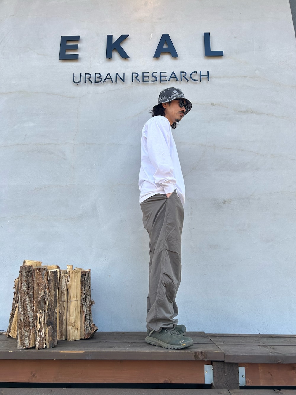 ホワイト系のTシャツ/カットソー、グレー系のハットを着用したメンズの春コーディネートの2枚目の写真