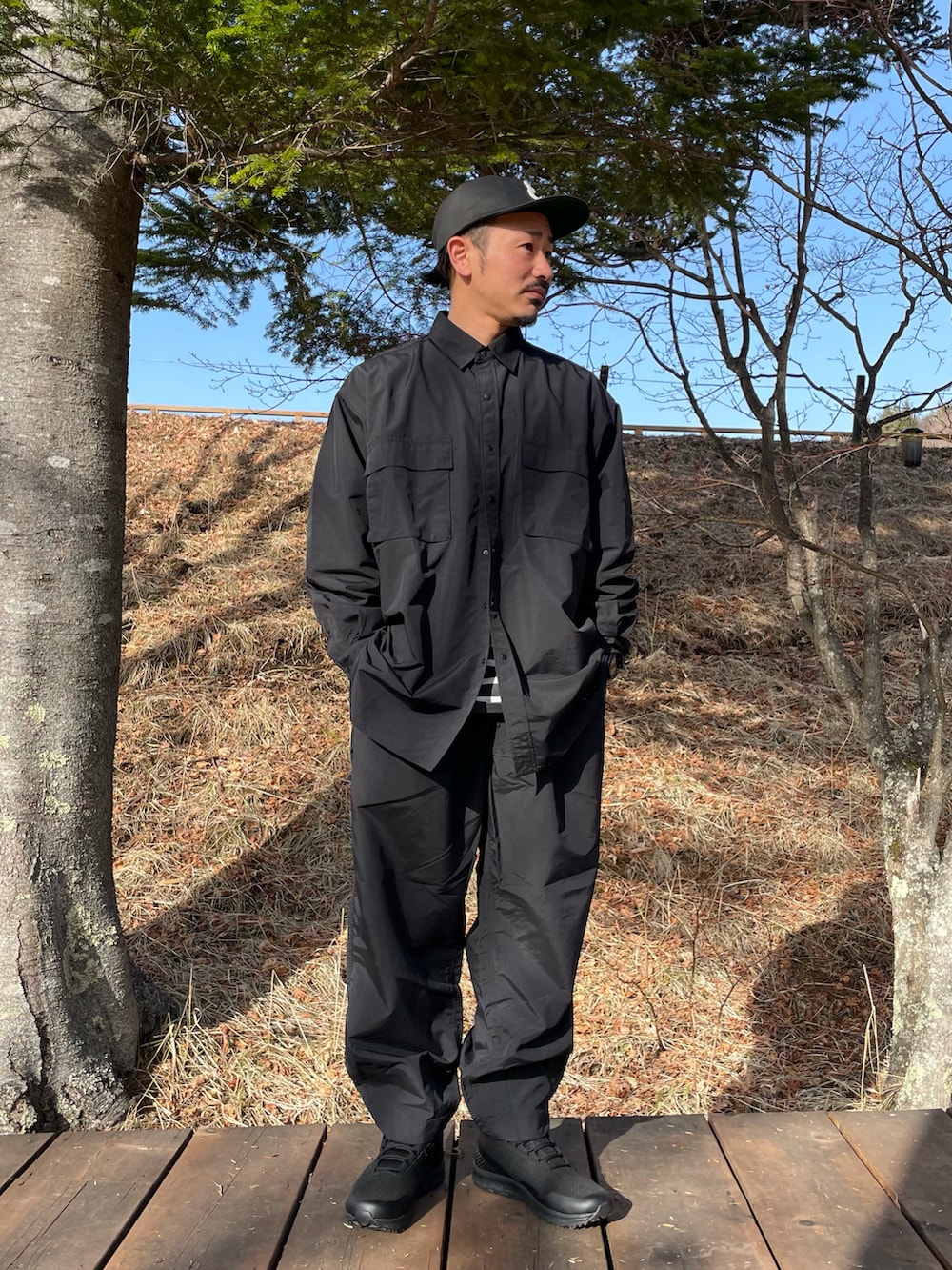 ブラック系のブーツ、ブラック系のシャツ/ブラウス、ブラック系のその他パンツを着用したメンズの春コーディネートの4枚目の写真