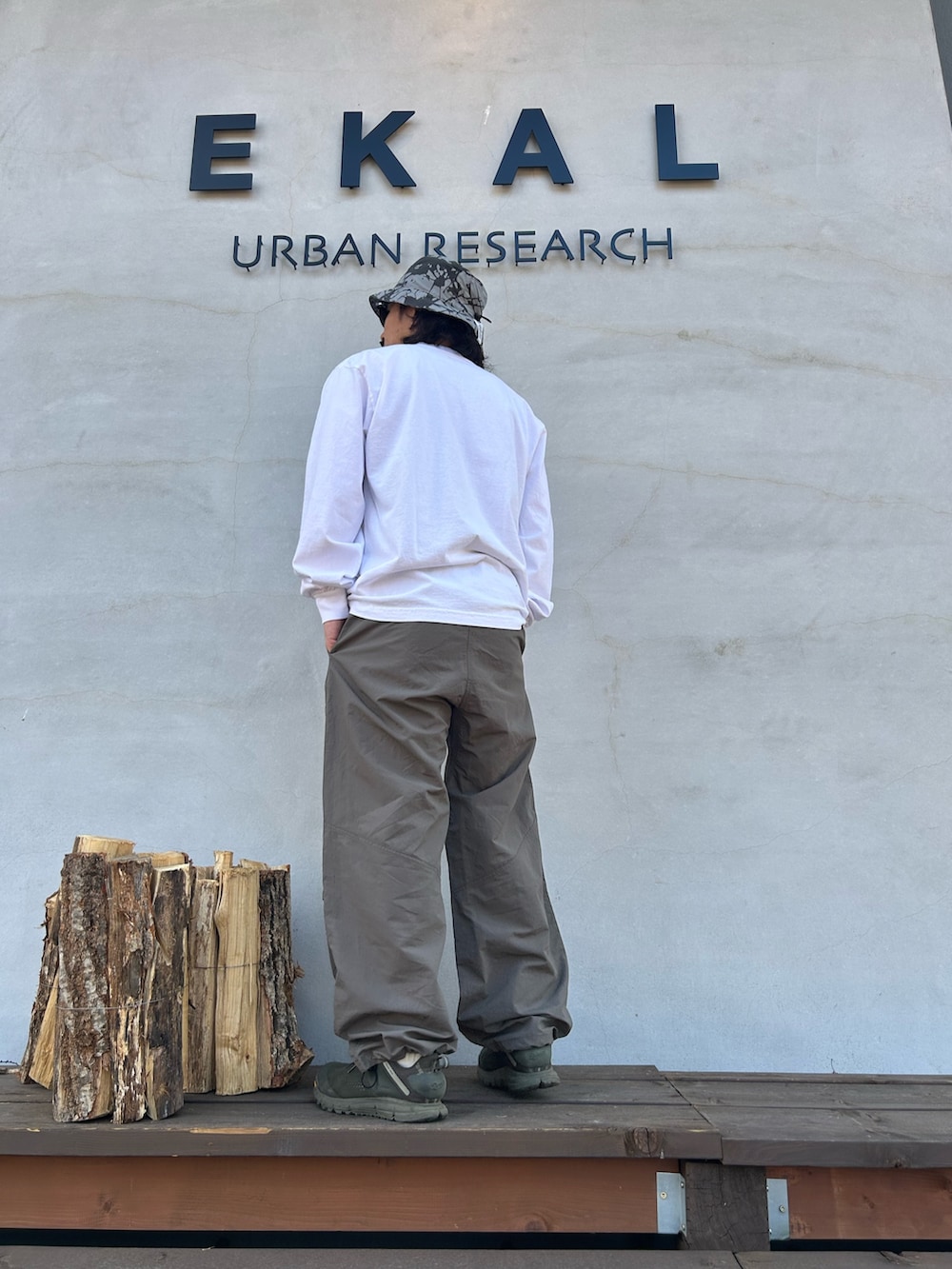 ホワイト系のTシャツ/カットソー、グレー系のハットを着用したメンズの春コーディネートの3枚目の写真