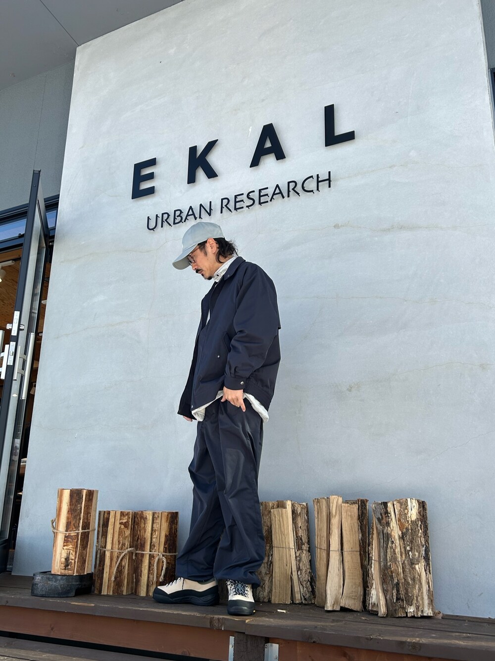 ブルー系のブルゾン、グレー系のスウェット、ブルー系のその他パンツを着用したメンズの冬コーディネートの2枚目の写真