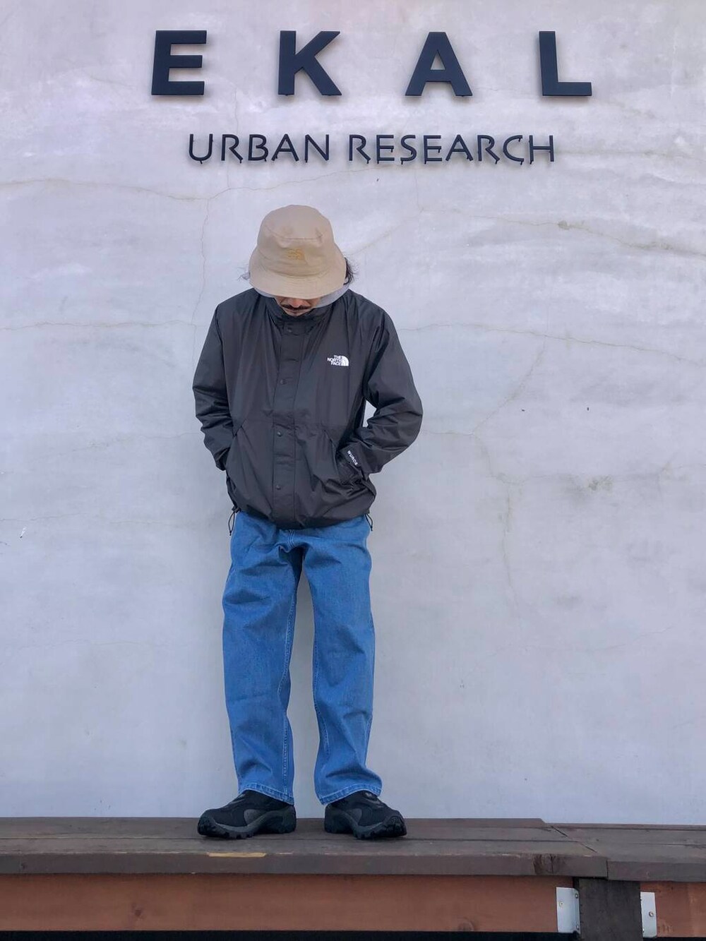 ブルー系のデニムパンツを着用したメンズの春コーディネートの4枚目の写真