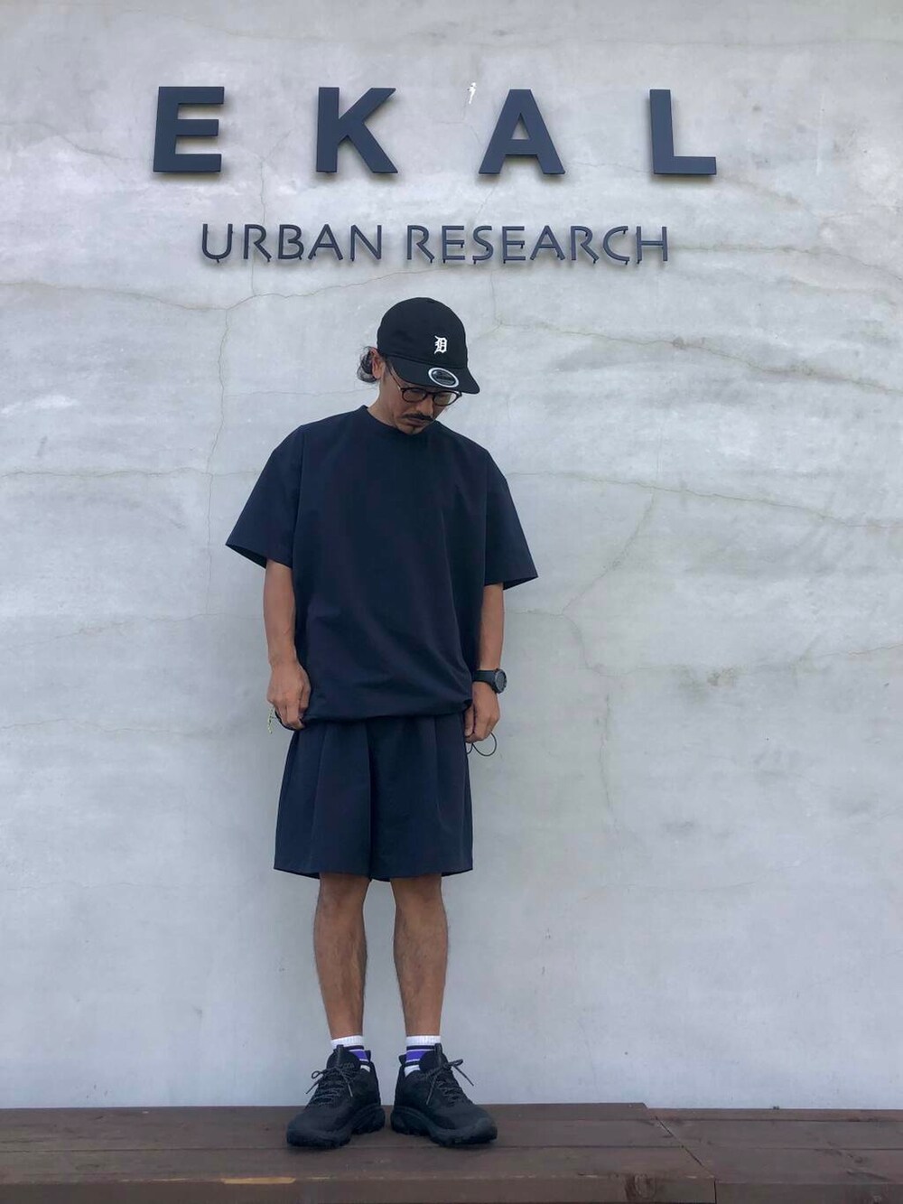 ブルー系のTシャツ/カットソー、ブルー系のその他パンツを着用したメンズの夏コーディネートの5枚目の写真