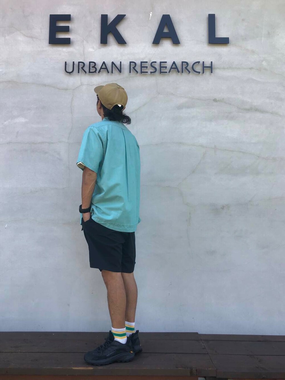 ブラック系のその他パンツ、ホワイト系のTシャツ/カットソーを着用したメンズの夏コーディネートの7枚目の写真