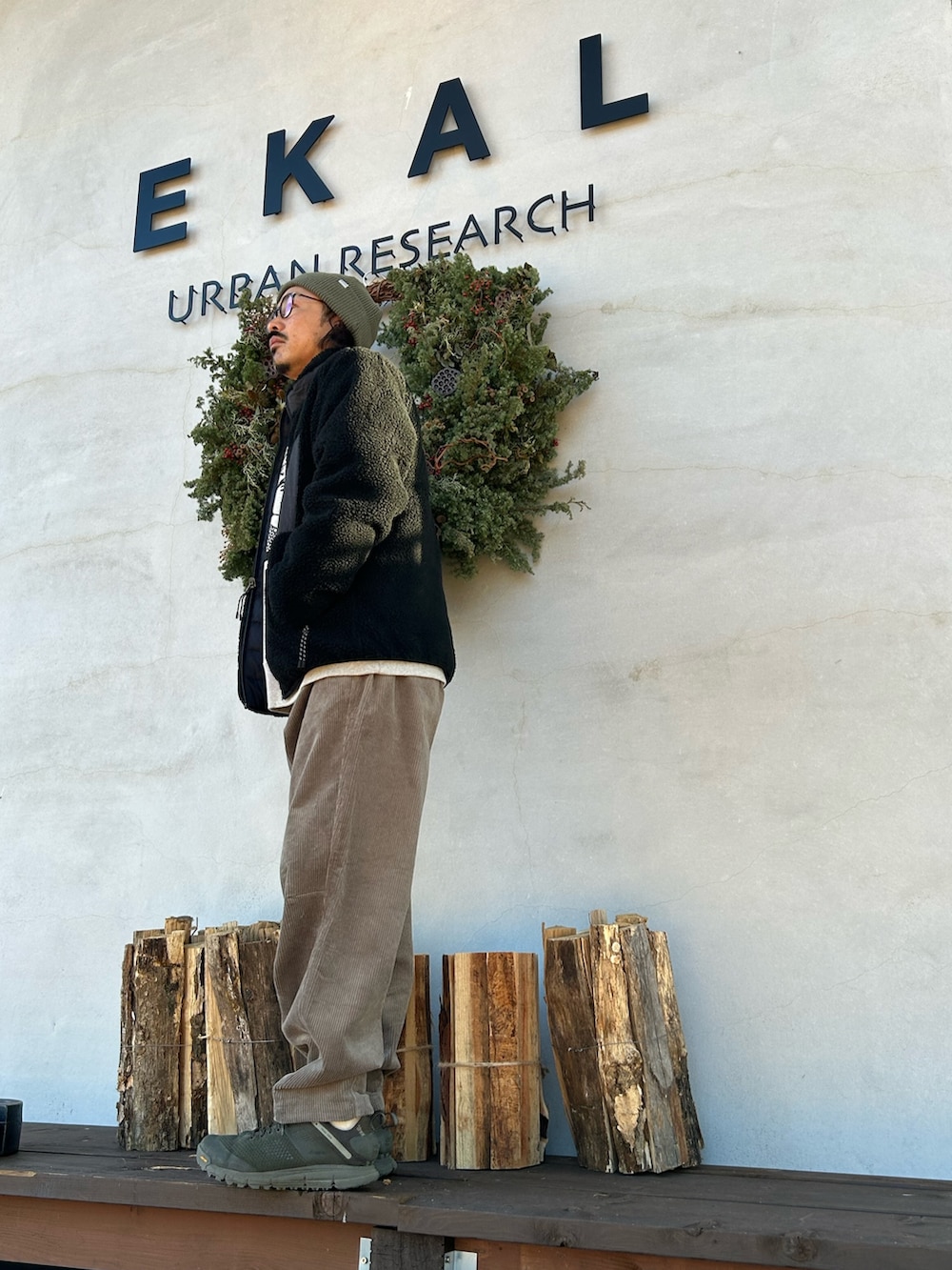 ブラック系のその他アウター、ブラウン系のその他パンツ、グレー系のスウェットを着用したメンズの冬コーディネートの3枚目の写真