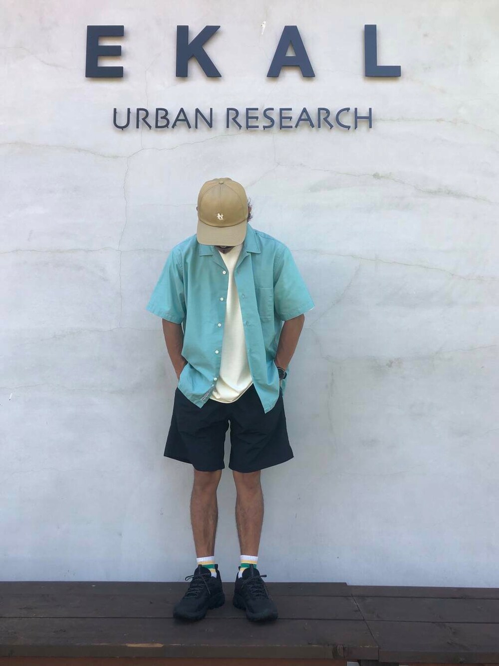 ブラック系のその他パンツ、ホワイト系のTシャツ/カットソーを着用したメンズの夏コーディネートの6枚目の写真