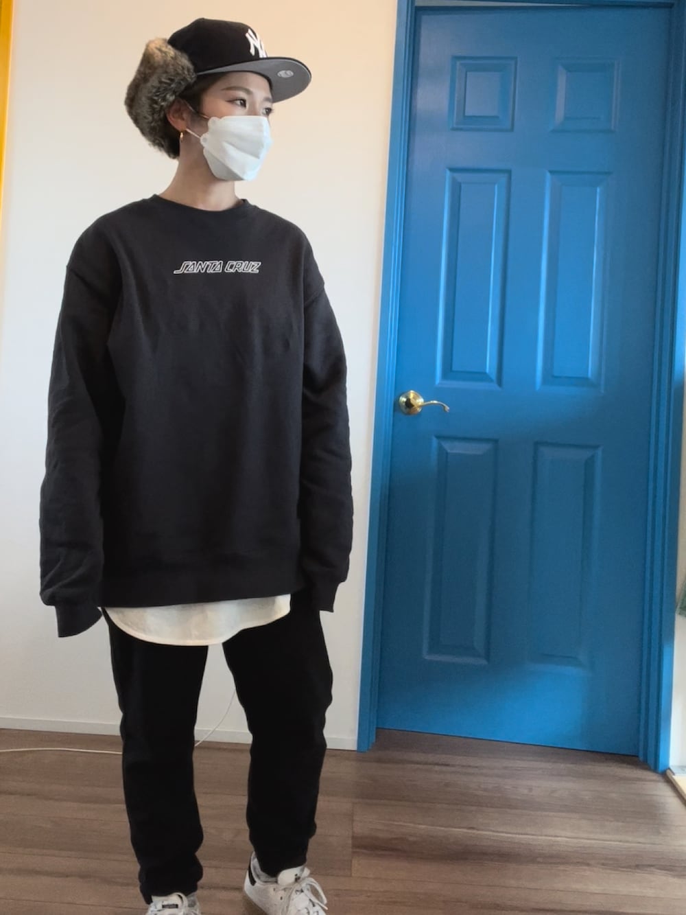 ブラック系のダウンジャケット/コート、グレー系のスウェット、ホワイト系のTシャツ/カットソーを着用したレディースの冬コーディネートの2枚目の写真