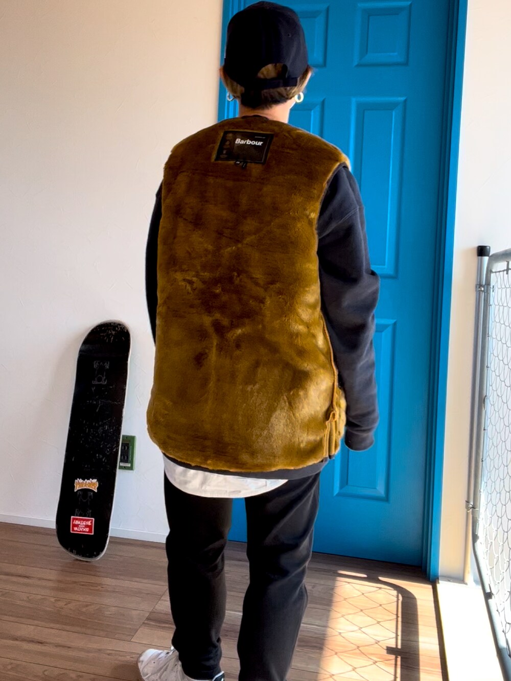 ブラウン系のその他アウター、グレー系のスウェット、ホワイト系のスニーカーを着用したレディースの冬コーディネートの3枚目の写真