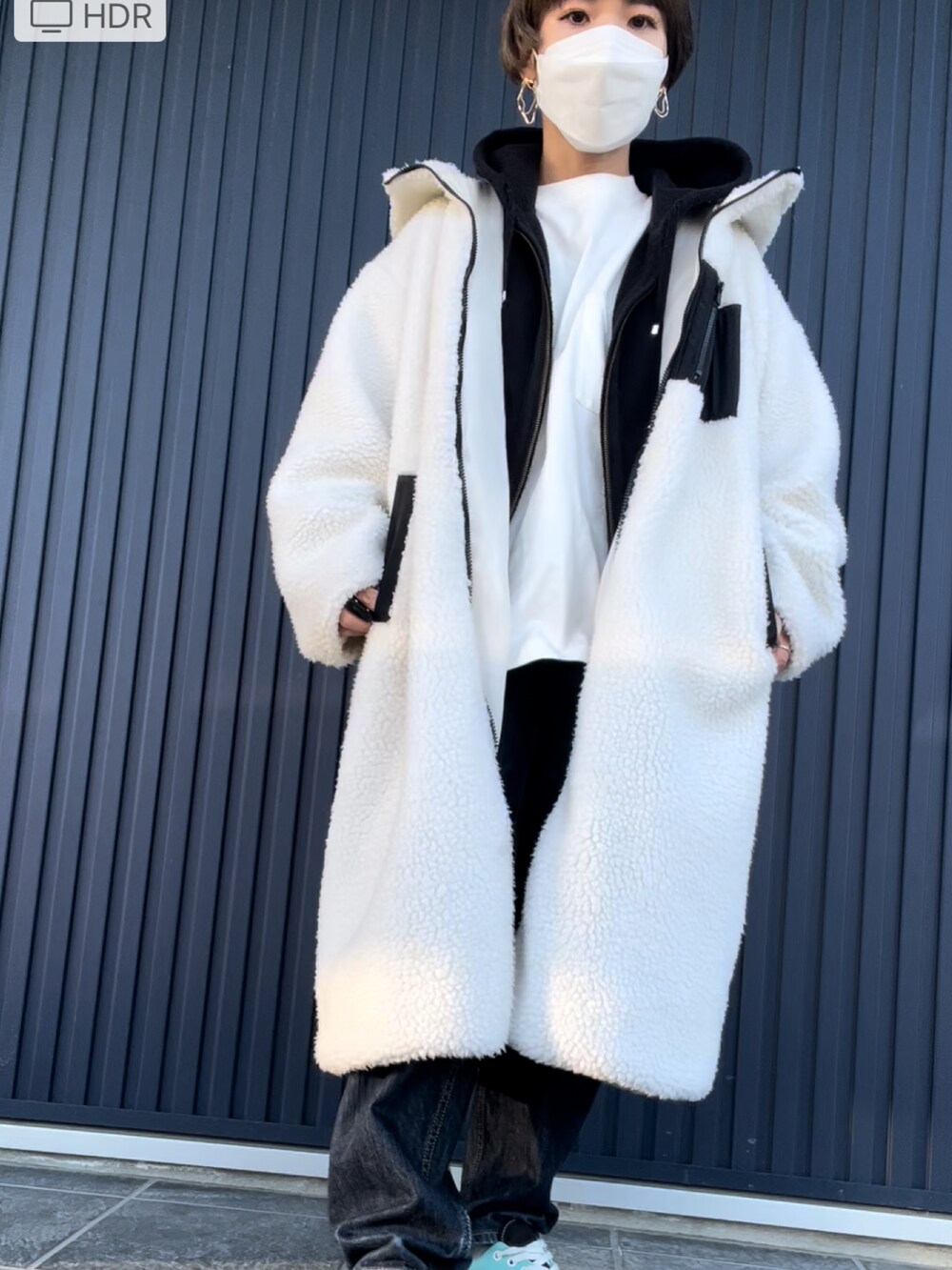 ホワイト系のTシャツ/カットソー、ブルー系のデニムパンツ、ブルー系のスニーカーを着用したレディースの冬コーディネートの3枚目の写真