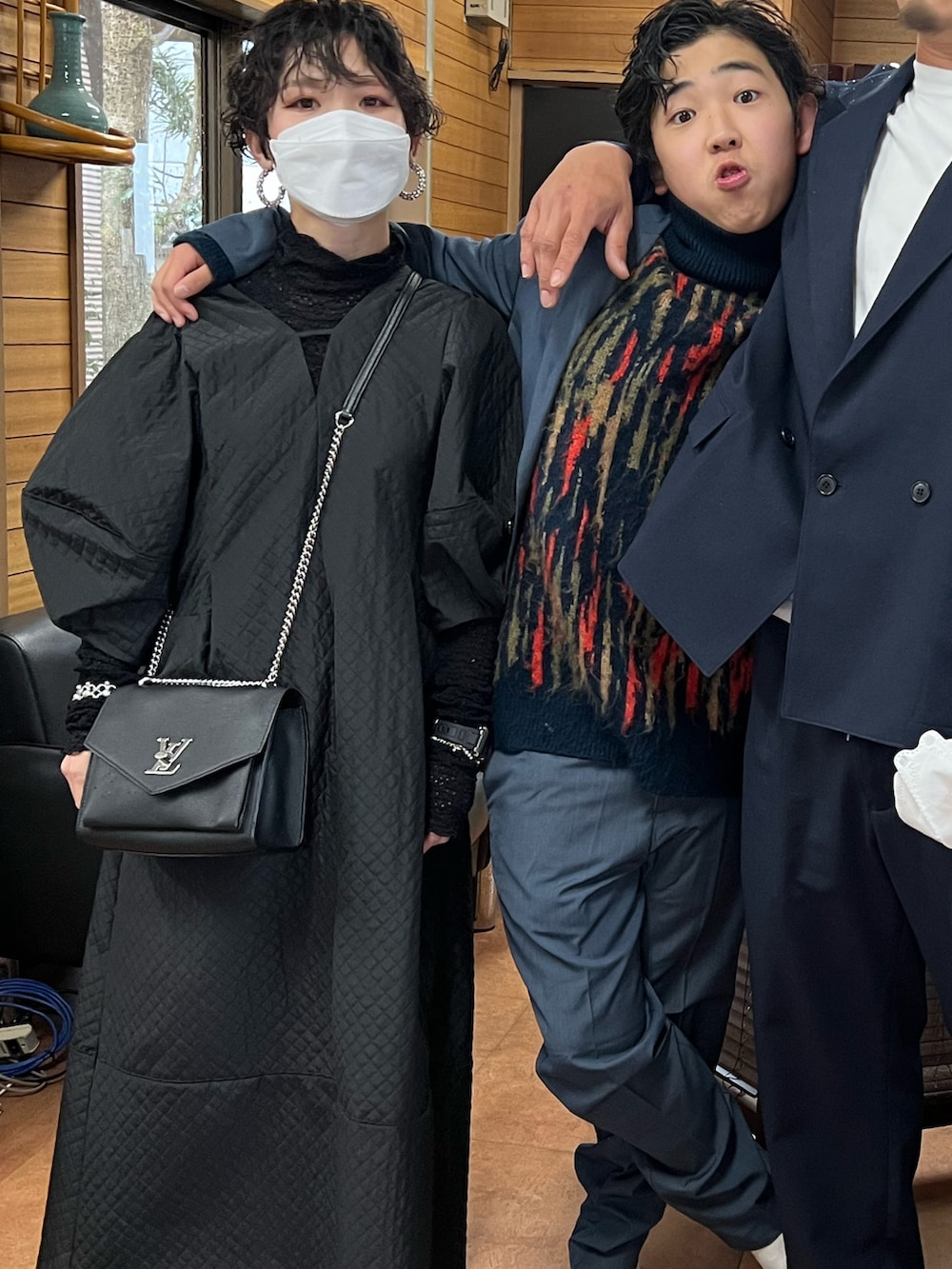 ブラック系のワンピース、ブラック系のTシャツ/カットソー、ブルー系のニット/セーターを着用したレディースの春コーディネートの2枚目の写真