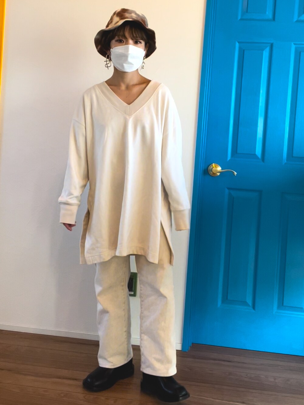 ホワイト系のジャケット/アウター、ホワイト系のデニムパンツ、ブラック系のブーツを着用したレディースの冬コーディネートの2枚目の写真