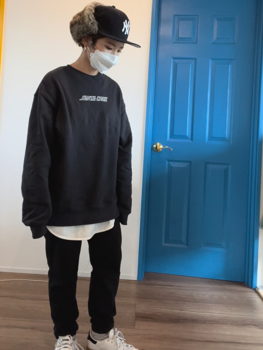 ブラック系のダウンジャケット/コート、グレー系のスウェット、ホワイト系のTシャツ/カットソーを着用したレディースの冬コーディネートの3枚目の写真