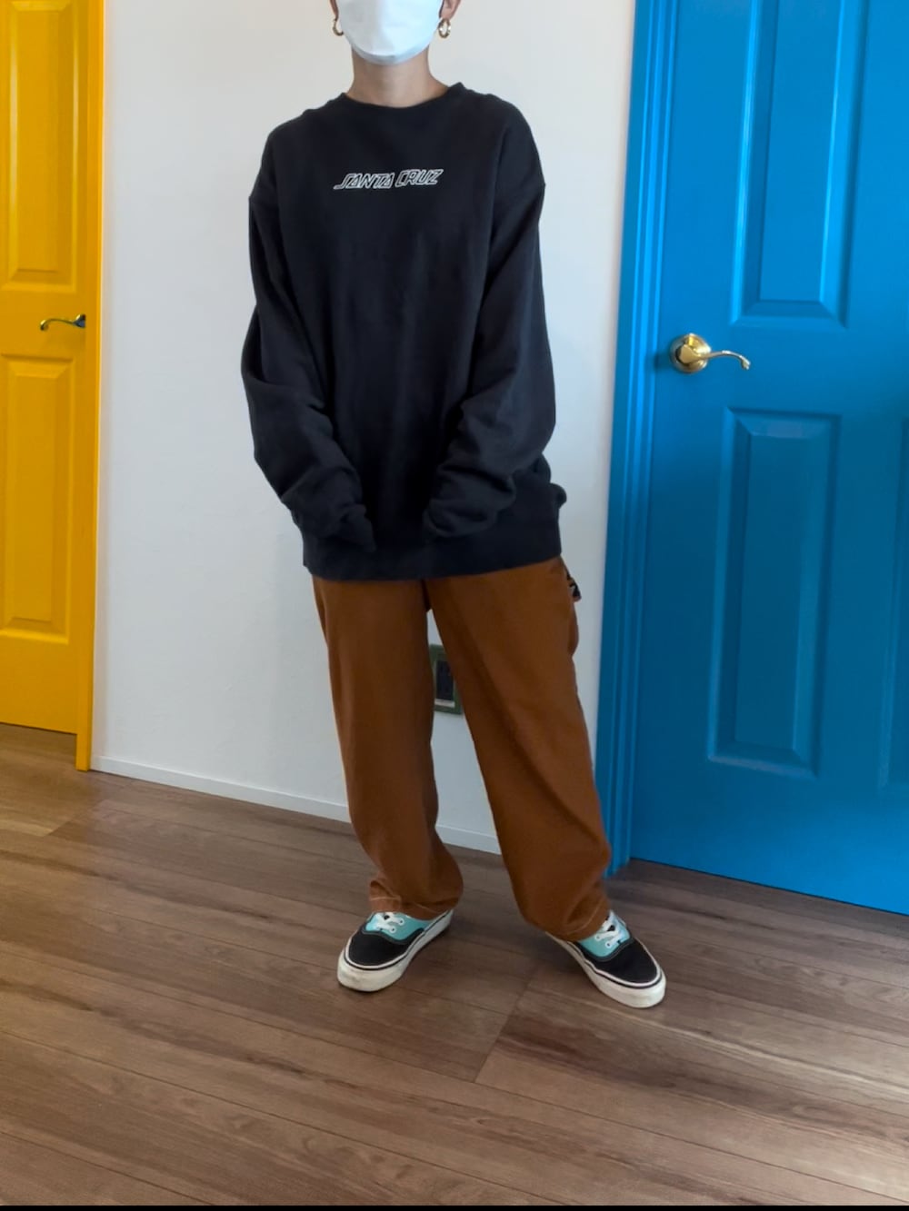 グレー系のスウェット、ブラウン系のその他パンツ、ブルー系のスニーカーを着用したレディースの冬コーディネートの4枚目の写真