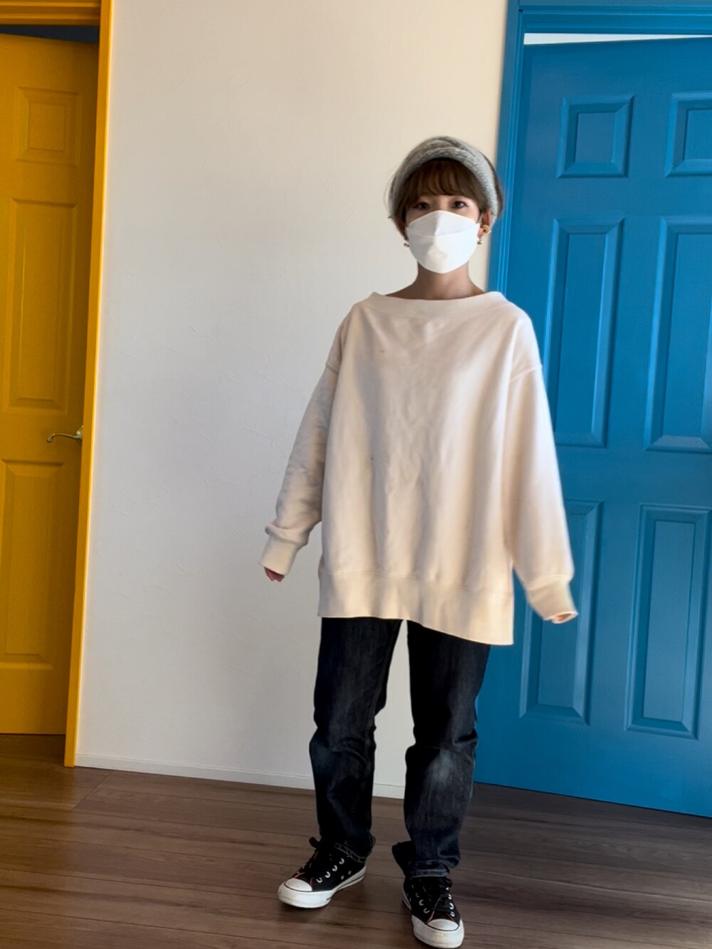 ブラック系のダウンジャケット/コート、ホワイト系のスウェット、ブルー系のデニムパンツを着用したレディースの冬コーディネートの2枚目の写真