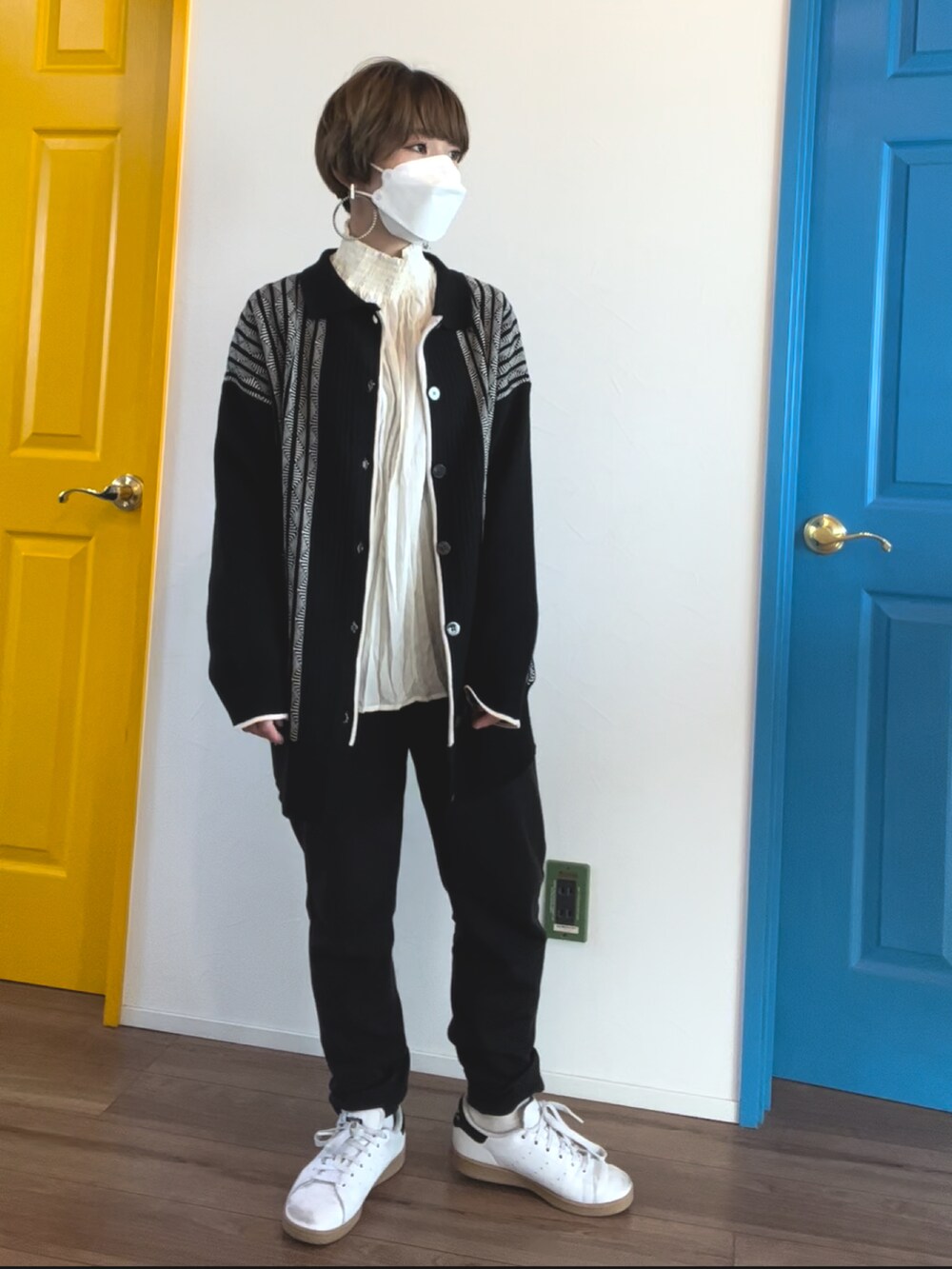 ブラック系のカーディガン/ボレロ、ホワイト系のシャツ/ブラウス、ブラック系のスウェットパンツを着用したレディースの冬コーディネートの2枚目の写真