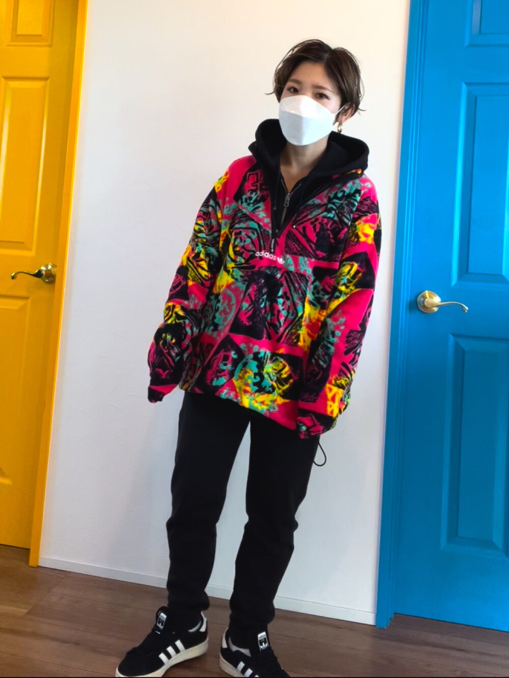 ブラック系のスウェットパンツ、ブラック系のスニーカー、ピンク系のジャケット/アウターを着用したレディースの冬コーディネートの2枚目の写真