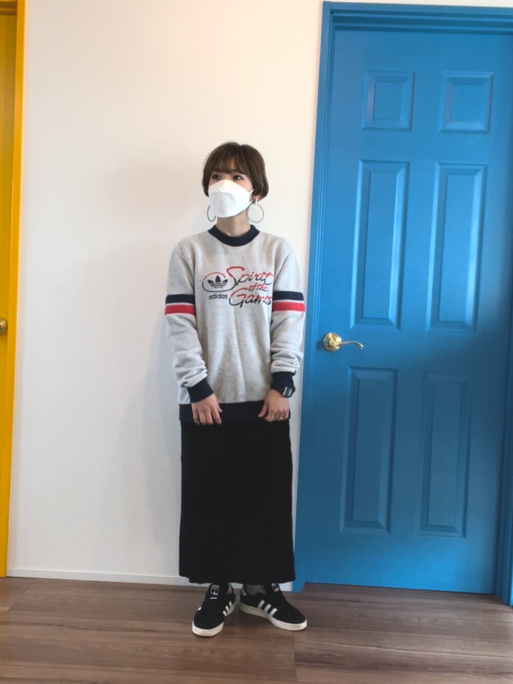 グレー系のスウェット、ホワイト系のノーカラーコート、ブラック系のスニーカーを着用したレディースの冬コーディネートの3枚目の写真