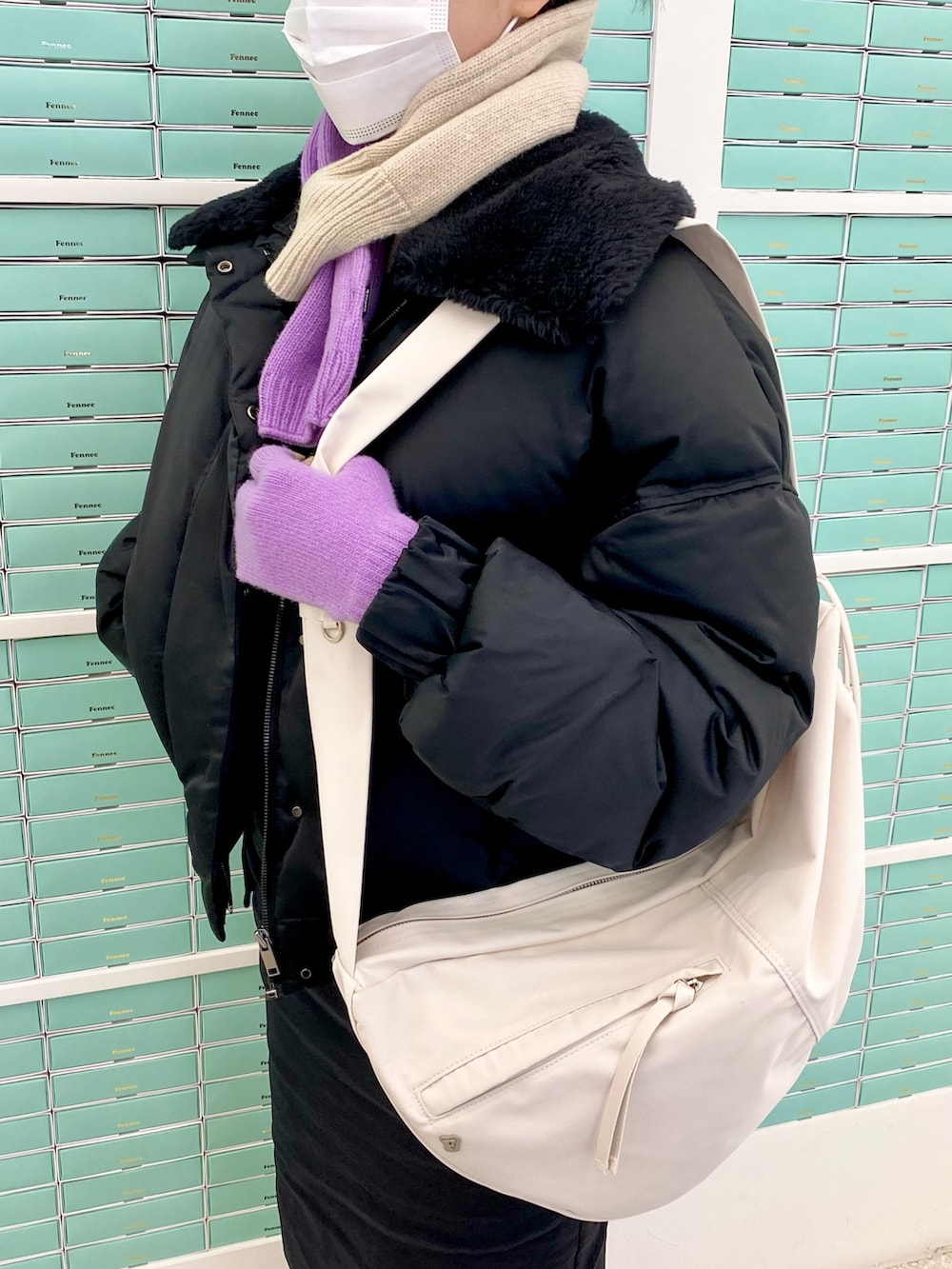 「fennec、seoul、フェネック、konvini、韓国、韓国ブランド、韓国ファッション、韓国通販、冬コーデ」｜「FENNECの【FENNEC 】ハーフムーン スリングバッグ / FENNEC HALFMOON SLING BAG（メッセンジャーバッグ、ホワイト系）」を使った、fennecseoulさん（レディース・163cm）の冬コーディネートの2枚目の写真