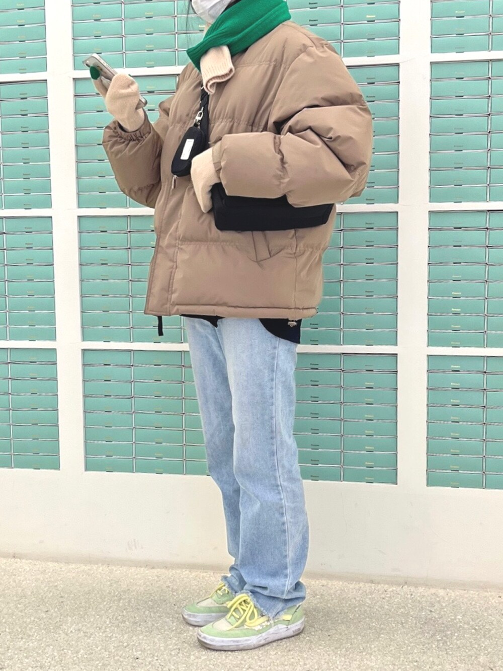 「fennec、seoul、korean fashion、konvini、韓国、韓国ファッション、韓国ブランド、韓国通販、冬コーデ」｜「FENNECのアイテム（手袋、ベージュ系）」を使った、fennecseoulさん（レディース・163cm）の冬コーディネートの2枚目の写真