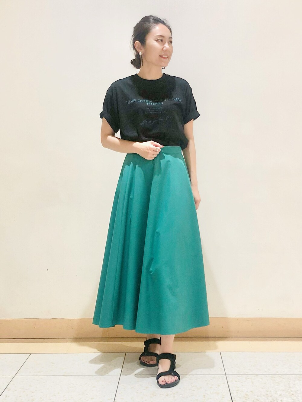 ブラック系のカーディガン/ボレロ、ブラック系のTシャツ/カットソー、グリーン系のスカートを着用したレディースの夏コーディネートの2枚目の写真