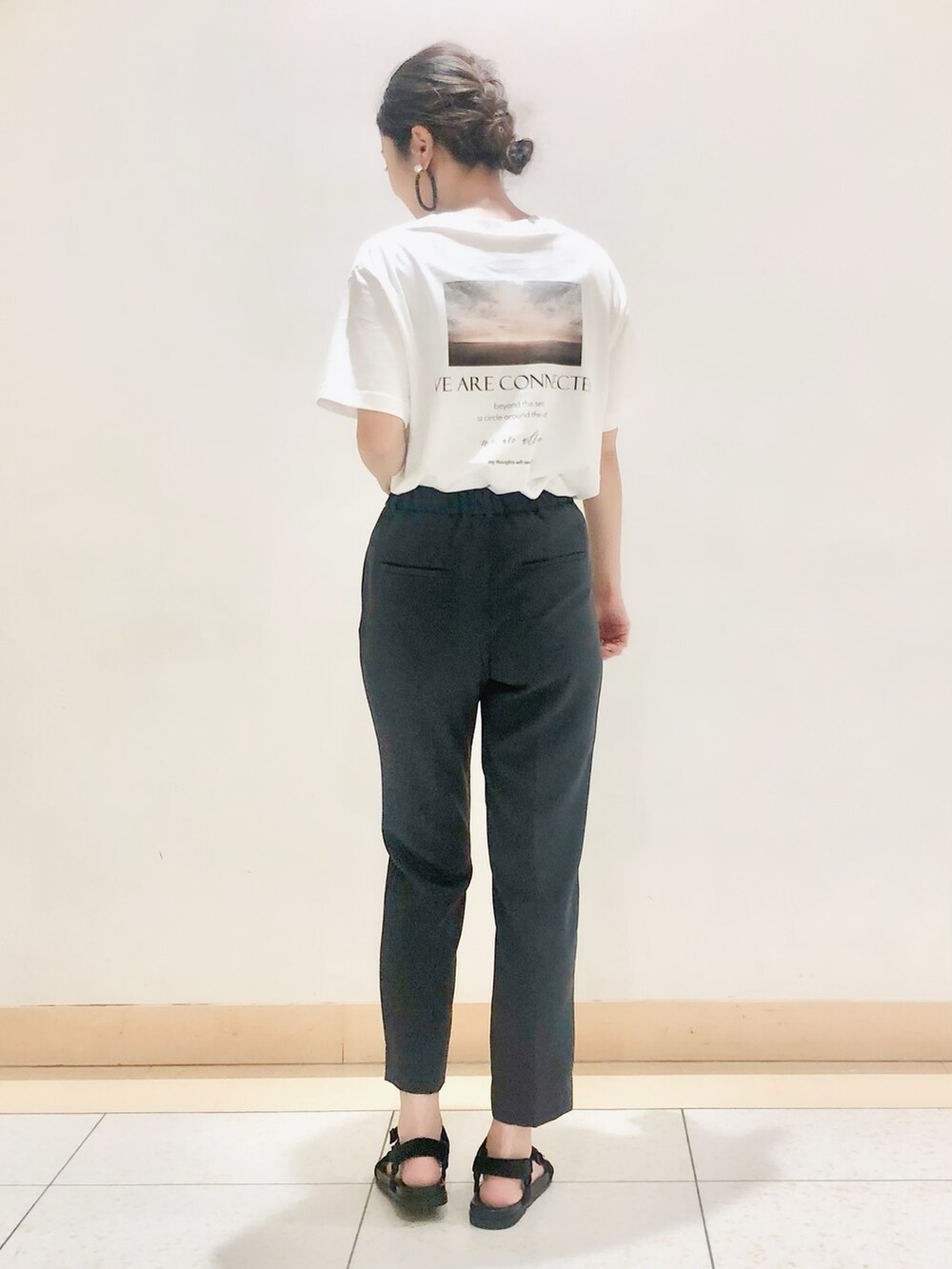 グリーン系のスーツジャケット、ホワイト系のTシャツ/カットソー、グリーン系のスーツパンツを着用したレディースの夏コーディネートの3枚目の写真